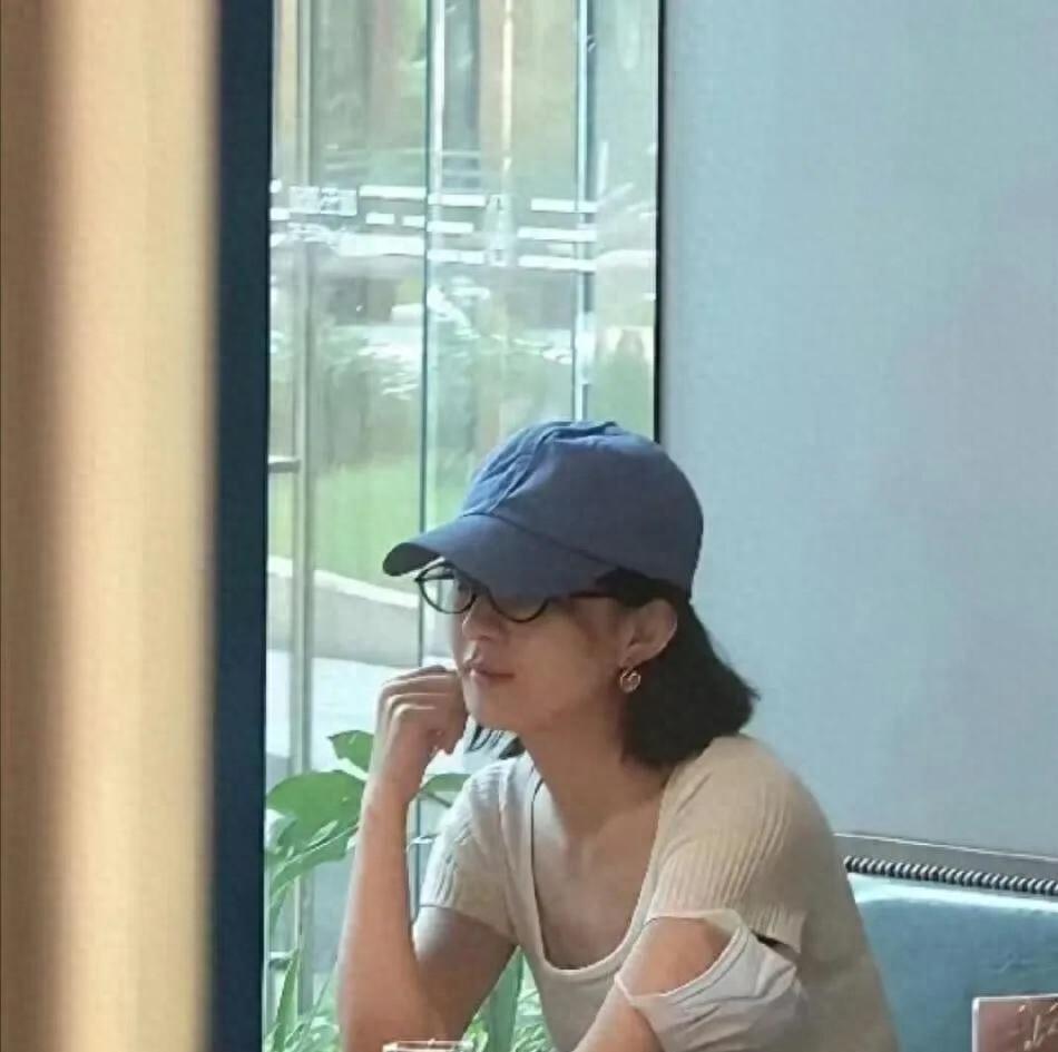 乐鱼体育-赵丽颖在上海某高档餐厅被偶遇，瘦是真的瘦，素颜依然很美